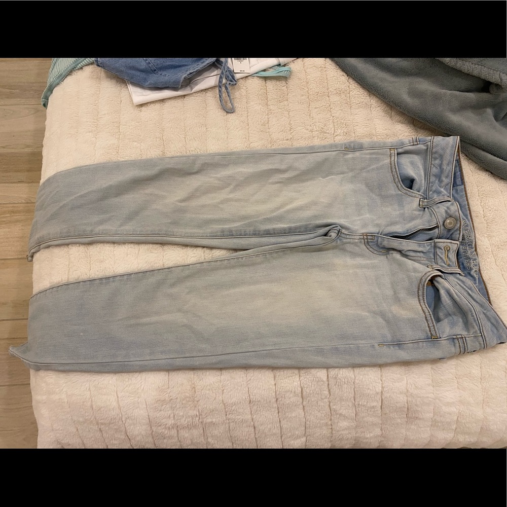 American Eagle Size 2 Light Wash Jeans.